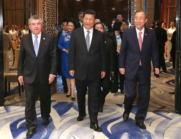 Chinese President Xi Jinping (C, front) and his wife Peng Liyuan (in blue dress) enter the banquet hall together with foreign guests in Nanjing, capital of east China's Jiangsu Province, Aug. 16, 2014.  (Xinhua/Pang Xinglei)