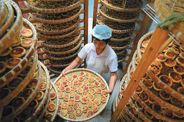 A mooncake factory in Yiwu, Zhejiang. The demand for luxury cakes is weakened this year, due to the government's call on anti-extravagance work style. Lv Bin / For China Daily