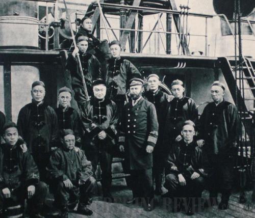 BEIYANG FLEET: Deng Shichang (1849-94) (third left, second row), captain of Zhiyuan, and William Lang (1843-1906) (fourth left, second row) pose for a photo with some Chinese personnel before the Jiawu War. Zhiyuan was sunk by the Japanese during the Battle of the Yalu River. Deng reportedly drowned himself after the loss (FILE PHOTO)