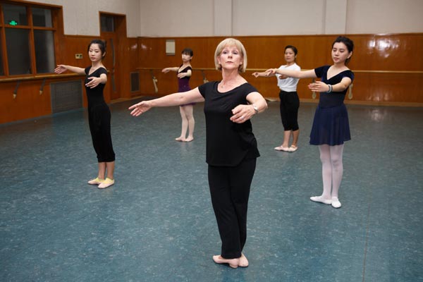 Vivienne Saxton, from the Imperial Society of Teachers of Dancing, gives a ballet lesson at the Beijing summer dance session. Photos provided to China Daily