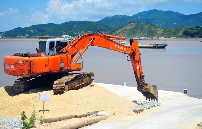 An excavator working on the latest development on Dayangyu Island on Aug 7. PHOTO BY SHI XIAOFENG / CHINA DAILY 