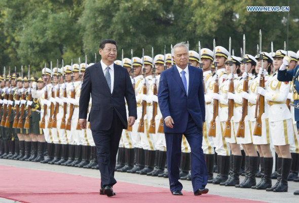 Chinese President Xi Jinping (L) and Uzbekistan's President Islam Karimov review the guard of honour during a welcoming ceremony prior to their talks in Beijing, capital of China, Aug 19, 2014. (Xinhua/Huang Jingwen) 