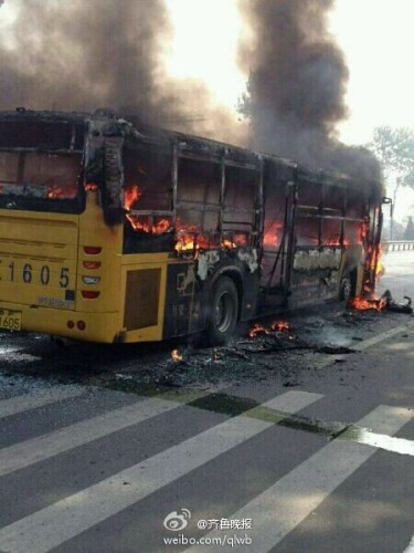 A bus in Yantai of Shandong province catches fire around 8:30 am Wednesday morning. (Photo / Qilu Evening News)