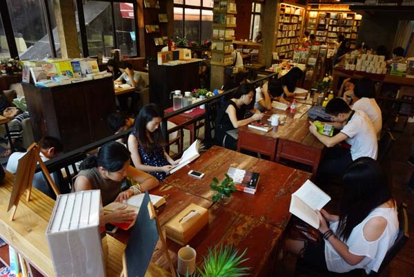 Customers spend an evening reading books at 1200bookshop, the first round-the-clock bookstore in Guangzhou, that opened in July. Photos by Zou Zhongpin/China Daily