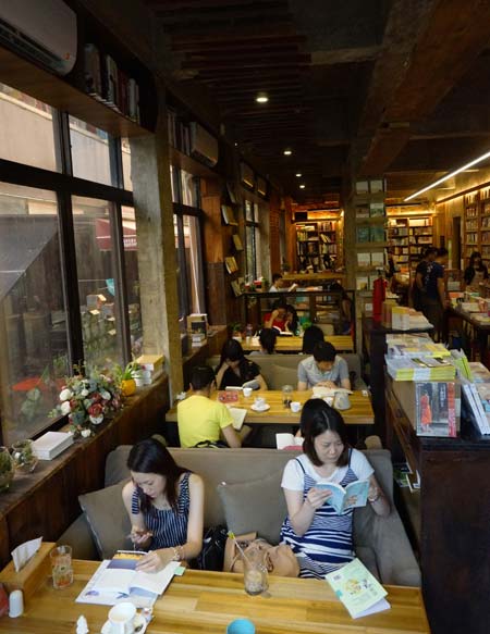Customers spend an evening reading books at 1200bookshop, the first round-the-clock bookstore in Guangzhou, that opened in July.