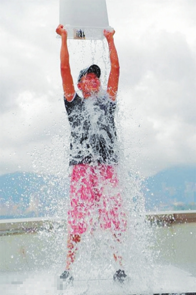 Chinese actor Andy Lau accepts Ice Bucket Challenge. (Photo/www.dahe.cn)