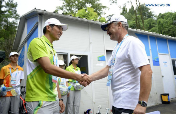 Volunteers of the Nanjing 2014 Youth Olympic Games (in green kit). (Xinhua Photo)