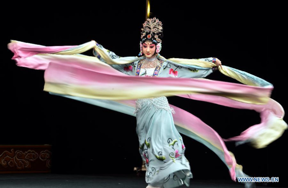 Actress Dou Xiaoxuan performs Peking Opera The Goddess of Heaven Scatters Flowers during a preview for media at Lincoln Center in New York City, Aug 20, 2014. (Xinhua/Wang Lei) 