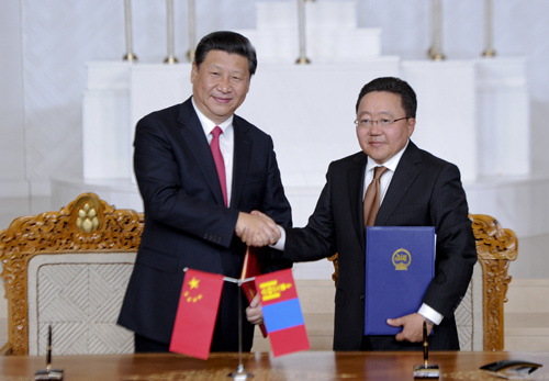 President Xi Jinping and his Mongolian counterpart Tsakhiagiin Elbegdorj attend a signing ceremony on Thursday in Ulan Bator, the Mongolian capital. [Photo/Xinhua]