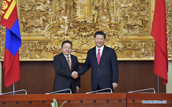 Chinese President Xi Jinping (R) holds talks with his Mongolian counterpart Tsakhiagiin Elbegdorj in Ulan Bator, Mongolia, Aug. 21, 2014. Xi arrived in Ulan Bator Thursday for a two-day state visit to Mongolia. (Xinhua/Li Tao) 