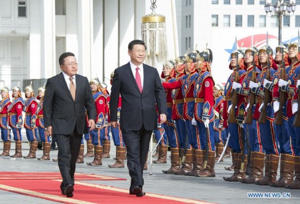 Mongolian President Tsakhiagiin Elbegdorj (L, front) holds a welcoming ceremony for Chinese President Xi Jinping (R, front) before their talks in Ulan Bator, Mongolia, Aug. 21, 2014. Xi arrived in Ulan Bator Thursday for a two-day state visit to Mongolia. (Xinhua/Huang Jingwen) 