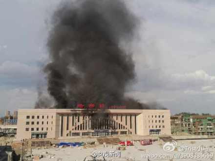 An unfinished railway station in northwest China's Xinjiang Uygur Autonomous Region catches fire on Thursday evening. (Photo/ CCTV Sina Weibo)
