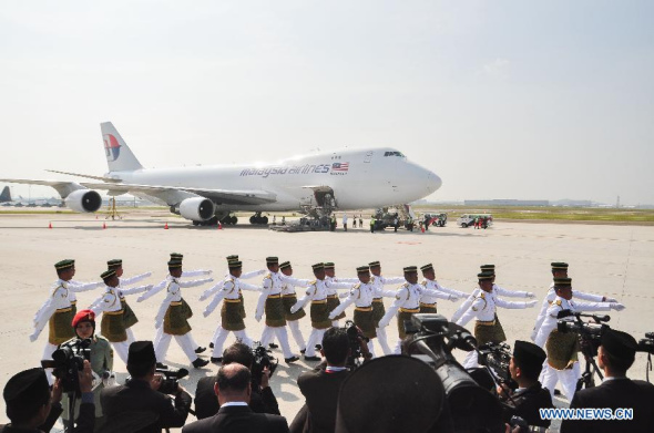 The remains of the victims of the MH17 air crash are unloaded from a plane during a repatriation ceremony at the Bunga Raya complex of Kuala Lumpur International Airport in Sepang on August 22, 2014. (Xinhua/Chong Voon Chung) 