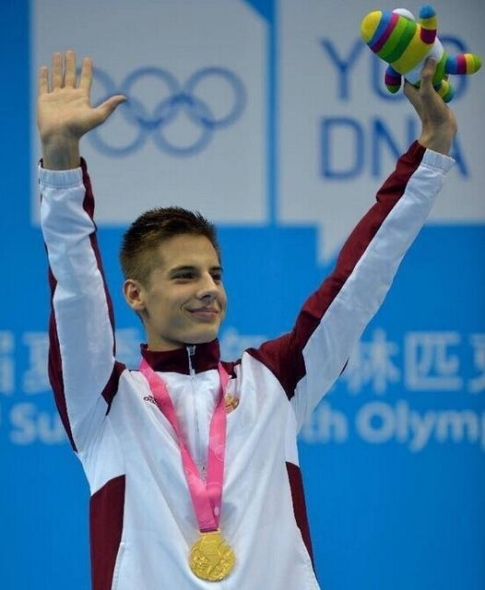 Patrik Esztergalyos with his gold medal in the men's epee singles at the 2014 Nanjing YOG on Aug. 19.