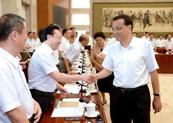 Premier Li Keqiang shakes hands with the participants while attending a discussion gathering outstanding young scientists from across China in Beijing, capital of China, Aug 21, 2014.[Photo/Xinhua] 