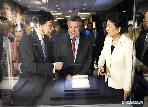 Chinese Vice-Premier Liu Yandong (front R) and President of the International Olympic Committee Thomas Bach (front C)visit the Nanjing Olympic Museum after the opening ceremony in Nanjing, Aug 17, 2014. [Photo/Xinhua]