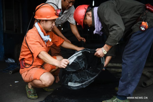 Rescuers prepare to enter the accident site in the Dongfang Coal Mine in Xiejiaji District of Huainan city, east China's Anhui province, Aug 22, 2014.  (Xinhua/Zhang Duan)