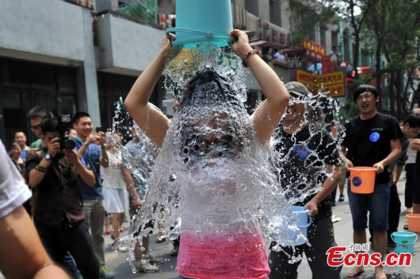 An IT worker performs the Ice Bucket Challenge at Zhongguancun area in Beijing on Aug 21, 2014. [Photo: Chinanews.com / Jin Shou] 