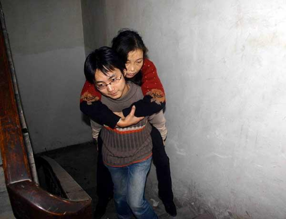 Liu Ting and Liu's mother. 