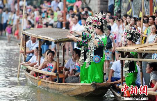 Due to the Love Encountering Festival,travel by couples to Fenghuang is up.[Photo/Chinanews.com]