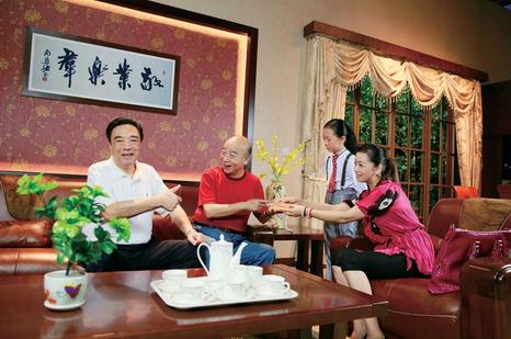 A scene from the new Shanghai dialect sitcom Haha Restaurant shows veteran comedians Yao Yonger (left) and Li Jiusong (center).