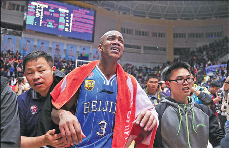 Stephon Marbury cries in front of cameras after beating the Xinjiang Flying Tigers 4-2 in the best-of-seven CBA Finals in March. Photos by Zhu Yi / For China Daily