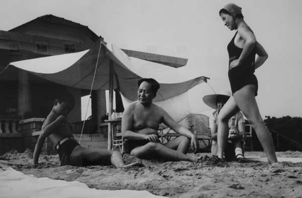 Late Chairman Mao Zedong takes a vacation at the Beidaihe Beach Resort in 1954. Photo by Lyu Houmin / For China Daily 