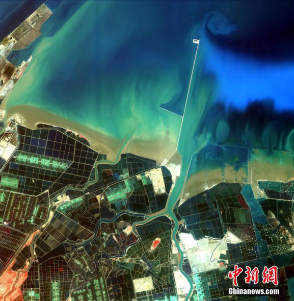 A picture displays the geographic features of a beach in Dongying, Shandong Province. The State Administration of Science, Technology and Industry for National Defense released a set of high-definition pictures taken by Gaofen-1, on August 16, 2014. [Photo: Chinanews.com]