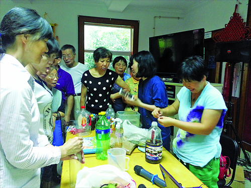 Shanghai residents learn how to make garbage enzyme. Photos: Du Qiongfang/GT and courtesy of nipic.com