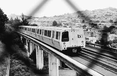 A train traveling on a viaduct near San Francisco in the United States. (Photo/Peoples Daily)