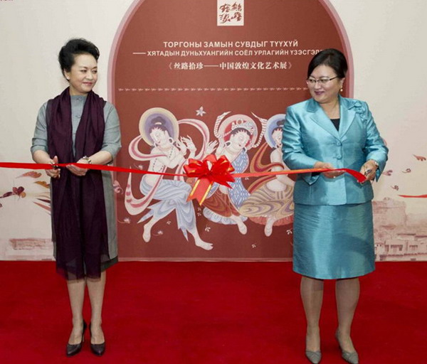 President Xi Jinpings wife Peng Liyuan and Mongolia President Elbegdorjs wife Bolormaa together attended the ceremony for Chinese Culture Week. [Photo/weibo.com]