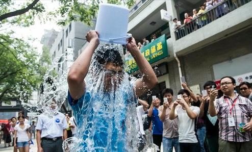 A man takes the Ice Bucket Challenge with nearly 100 people from the IT industry on August 21 in Beijing. Photo: Li Hao/GT