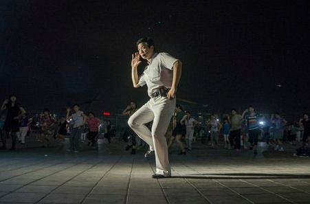 A middle-aged man leads about 200 elderly women in an enthusiastic dance at a square in Wukesong, in Haidian district of Beijing. The dancers show up every day, rain or shine. Photo: Li Hao/GT