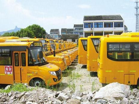 Well-meaning businessmen from Anhui Province purchased 52 school buses for a total of 20 million yuan (US$3.26 million) and later found the buses have never been used. [Photo/news.xinhuanet.com]