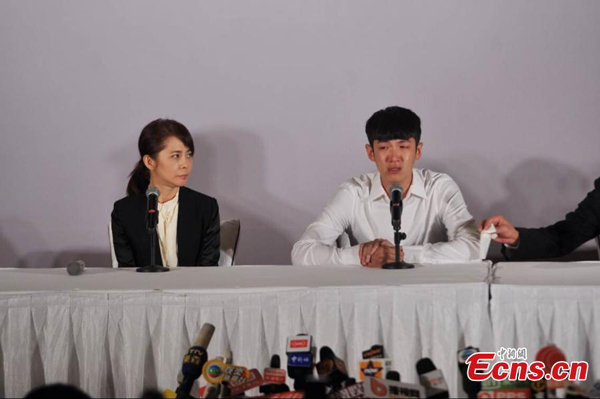 Taiwan actor Kai Ko (R) makes a public apology, saying he deeply regrets taking drugs and will never use them again, at a news conference in Beijing on Aug. 29, 2014. [Photo: Chinanews.com / Jin Shou] 