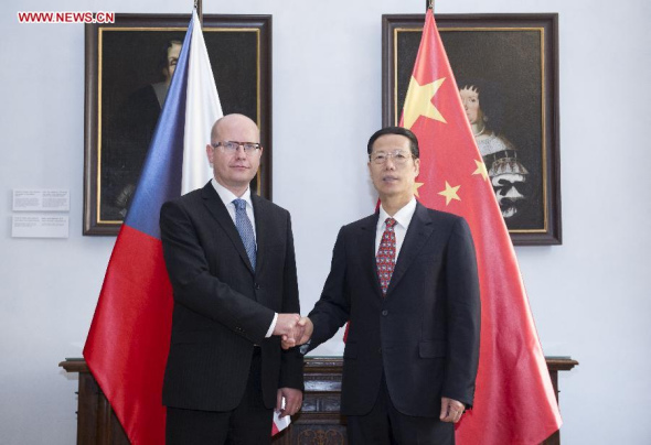 Chinese Vice Premier Zhang Gaoli (R) meets with Czech Prime Minister Bohuslav Sobotka in Prague, Czech Republic, Aug 28, 2014. (Xinhua/Wang Ye)