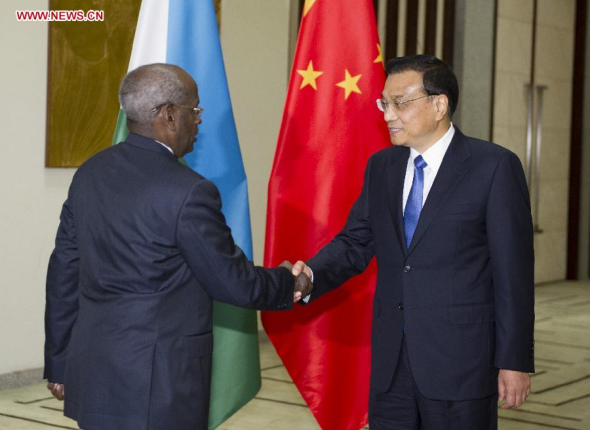 Chinese Premier Li Keqiang (R) meets with Djibouti's Prime Minister Abdoulkader Kamil Mohamed, who is here to attend the closing ceremony of the second Summer Youth Olympic Games, in Nanjing, capital of east China's Jiangsu Province, Aug. 28, 2014. (Xinhua/Xie Huanchi)