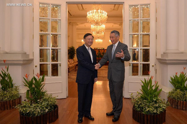 Singapore' s Prime Minister Lee Hsien Loong (R) meets with China' s State Councillor Yang Jiechi at Singapore' s Istana on Aug 29, 2014. Yang Jiechi is on a three-day official visit in Singapore. (Xinhua/Then Chih Wey)