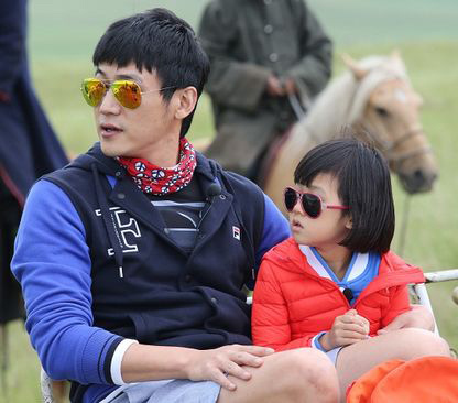 Lu Yi (L) with his daughter in Dad Where Are We Going 2nd season. [File photo]