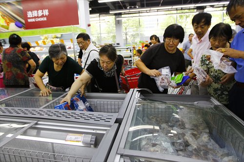 Sharp-eyed shoppers have to be quick to snap up bargains. Photo: Yang Hui/GT