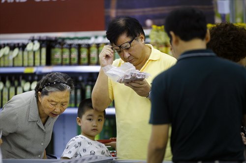 A shopper carefully checks packaging at the direct sales center. Photo: Yang Hui/GT