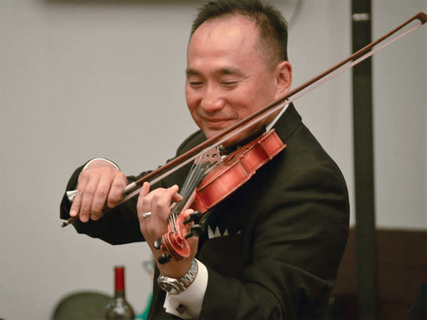 Peter Kuo, a candidate for California's 10th senate district, plays the violin during his campaign event at Asian Pearl Restaurant in Fremont, California on Aug 29. Provided to China Daily