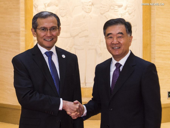 Chinese Vice Premier Wang Yang (R) meets with Kyrgyz Prime Minister Zhoomart Otorbayev, who is here to attend the fourth China-Eurasia Expo, in Urumqi, capital of northwest China's Xinjiang Uygur Autonomous Region, Sept 1, 2014. (Xinhua/Zhao Ge) 