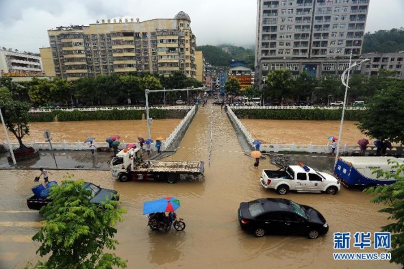 Photo shows a flooded street after heavy rain in Wuxi County, southwest China's Chongqing Municipality, Sept 1, 2014. (Xinhua photo)