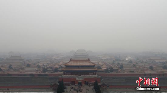 This file photo shows the Palace Museum in Beijing was enveloped in haze. (Photo/Chinanews.com)