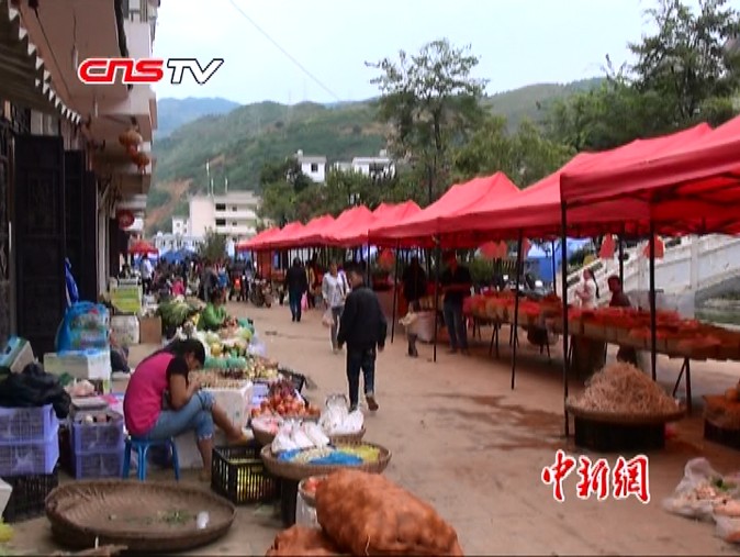 Video screenshot shows the life goes on in Ludian, Yunnan province, after a 6.5-magnitude earthquake jolts it a month ago. (Photo/Chinanews.com)