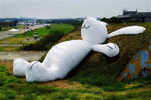The rabbit reclines at an old aircraft hangar of the former Taoyuan Naval Base. (Photo/Chinanews.com)