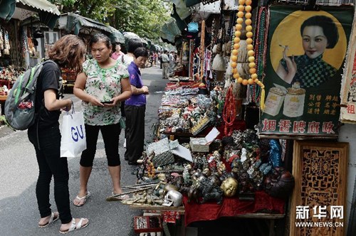 The Shanghai Dongtai Road Antique market is home to over 150 stalls selling old furniture, posters, ancient currencies, arts and crafts. But now it faces demolition.