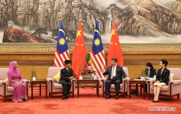 Chinese President Xi Jinping (3rd R) meets with Malaysian Supreme Head of State Abdul Halim Mu'adzam Shah and his wife at the Great Hall of the People in Beijing, China, Sept 4, 2014.  (Xinhua/Pang Xinglei) 