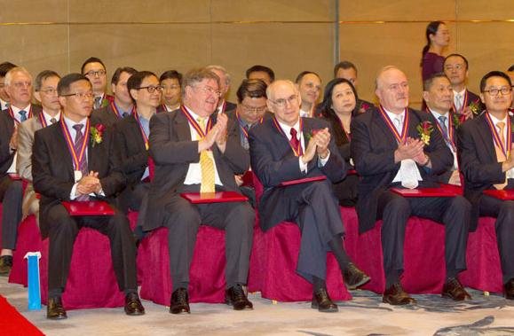 Expats who have made contributions to Shanghai's development receive the Shanghai Magnolia Silver Award at the presentation ceremony on Thursday in the city. Gao Erqiang / China Daily